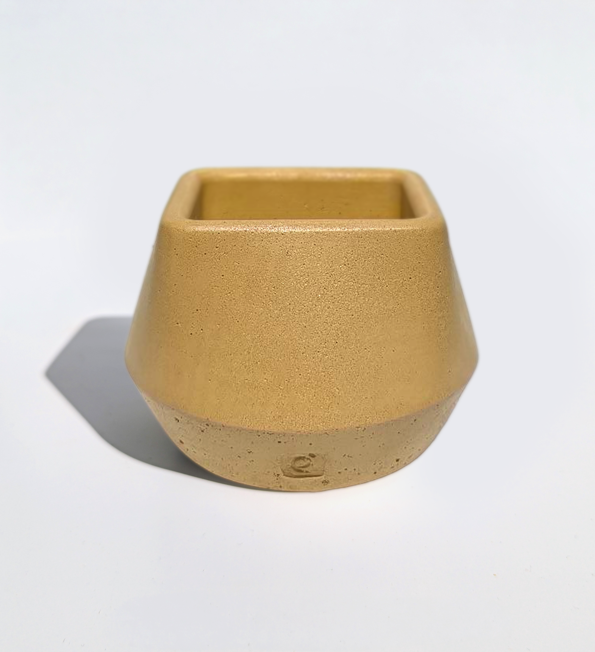 maceta de concreto mostaza