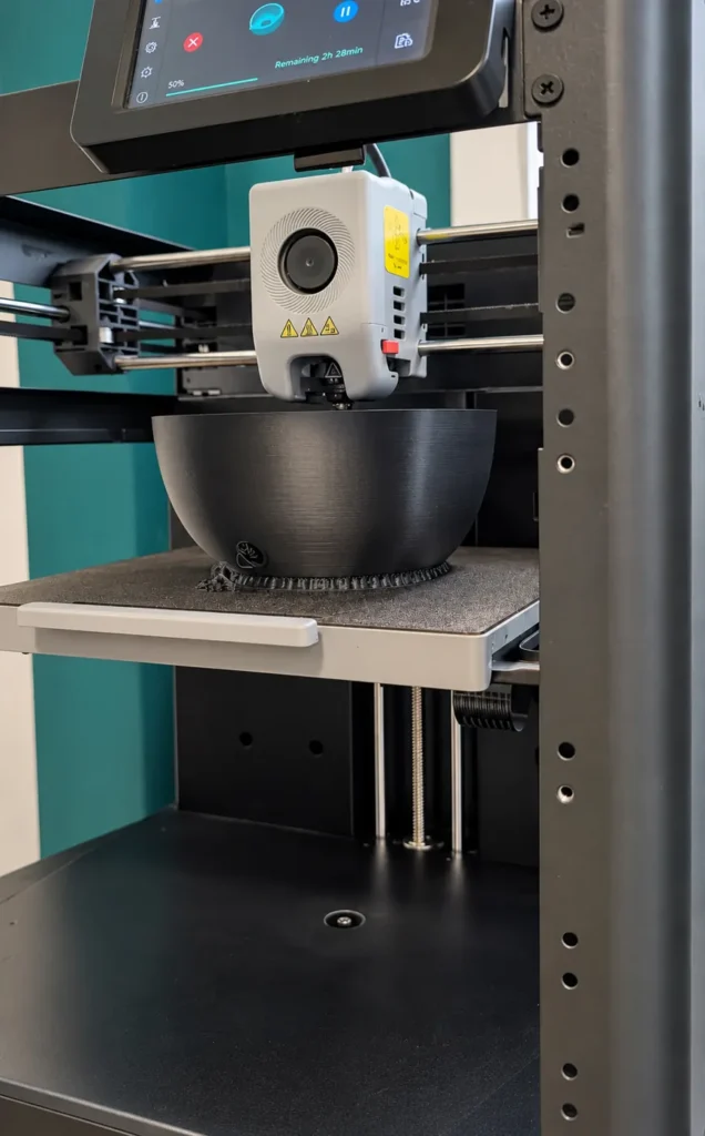 Impresora 3D imprimiendo el prototipo de una pieza